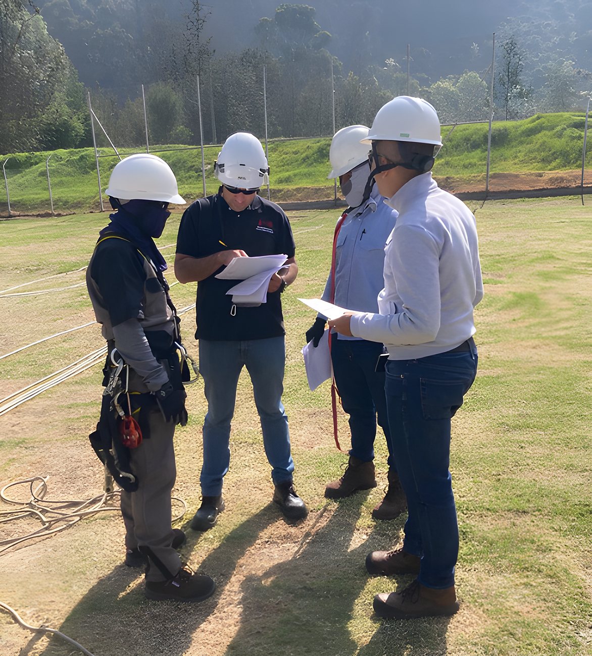 Equipo de EPSI revisando planos en campo
