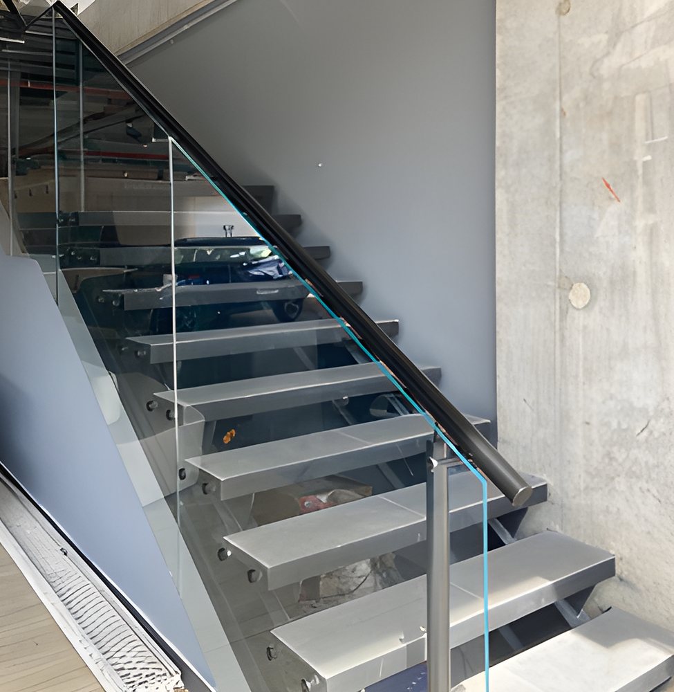Escalera en vidrio con iluminación LED